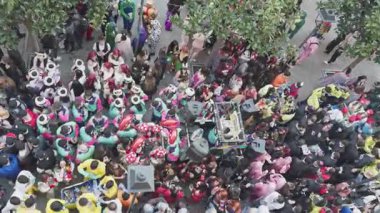 İspanya 'nın karnavalındaki kalabalığa bakarken tepeden ateş edildi.