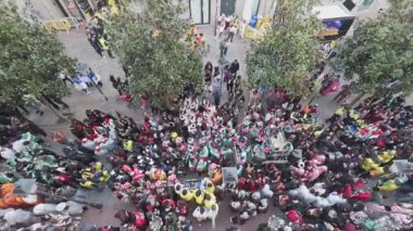 İspanya 'nın karnavalındaki kalabalığa bakarken tepeden ateş edildi.