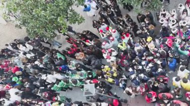 İspanya 'nın karnavalındaki kalabalığa bakarken tepeden ateş edildi.