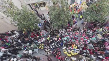 İspanya 'nın karnavalındaki kalabalığa bakarken tepeden ateş edildi.