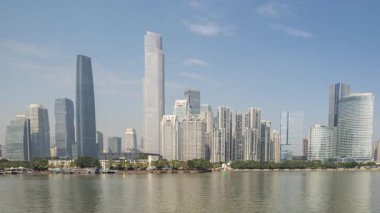 Guangzhou ve Pearl River, Çin 'in muhteşem ufuk çizgisinin gece manzarası.