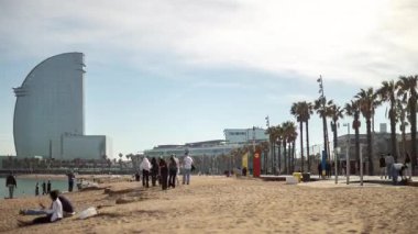 Barselona sahilinde güneşli bir kış gününün tadını çıkaran insanların zamanı.