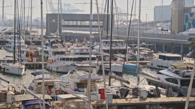 Barselona limanındaki teknelerin yakın çekim görüntüleri.