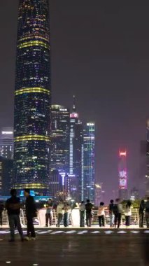 Guangzhou Ufuk Çizgisi İnci Nehri ve dikey insan kalabalığının zamanı