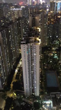 Guangzhou 'nun zaman çizelgesi gece gökyüzünde dikey olarak benzersiz yüksek bir bakış açısıyla