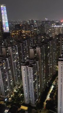 Guangzhou 'nun zaman çizelgesi gece gökyüzünde dikey olarak benzersiz yüksek bir bakış açısıyla