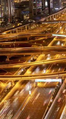 Dubai sokaklarının gece zamanı ve yüksek görüş açısına göre trafiği