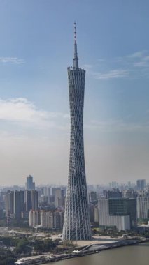 Guangzhou porselenlerinin muhteşem gökdelen ufuk çizgisinin dikey görüş açısının zamanlaması