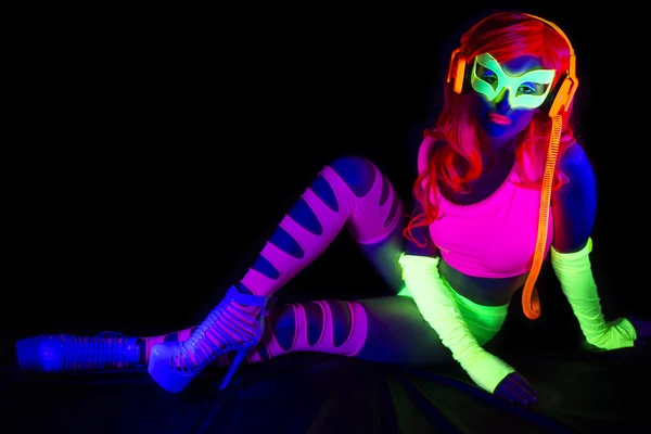 Sexig neon UV-glow dansare — Stockfoto