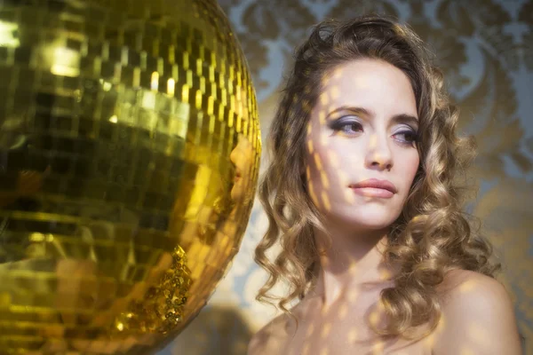 見事なセクシーな discoball の頭の女性 — ストック写真