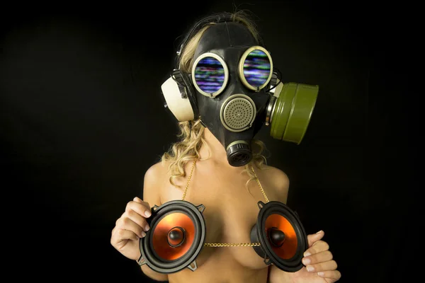 Femme Avec Masque Gaz Haut Parleurs Audio Couvrant Les Seins — Photo