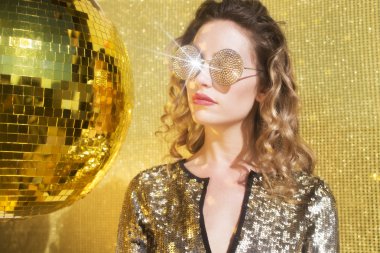 Çarpıcı seksi discoball baş kadın