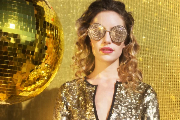 Fantastisk sexig discoball huvud kvinna — Stockfoto