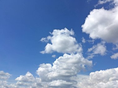 Mavi gökyüzündeki bulutlar