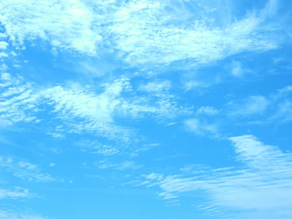 Nuvole bianche e soffice in cielo blu. Sfondo dalle nuvole. — Foto Stock