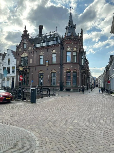 De Binnenstad van Utrecht 'teki Historisch hoekpand op de kruising van de Trans en de Nieuwegracht. Karakteristik grachtenpand klassieke Nederlandse mimarisi, bakstenen gevel en grote ramen ile tanıştı.