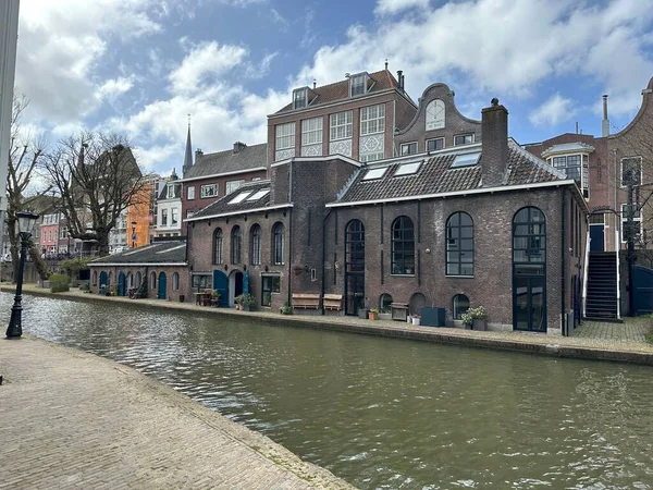 Brouwerij De Boog 'un Utrecht' teki binasının dışı, Hollanda bira imalatı geleneğini, yerel işçiliği ve tarihi bir Avrupa şehrinin atmosferini yansıtan karakteristik bir şehir bira fabrikası..