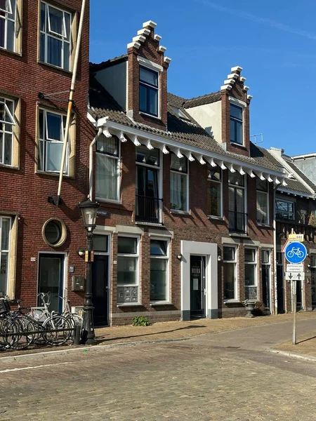 Moira 'nın Utrecht' teki binasının dışı, yaratıcı enerjiyi, çağdaş sanatı ve tarihi bir Hollanda şehrinin kentsel karakterini yansıtan bilinen bir kültürel mekan..