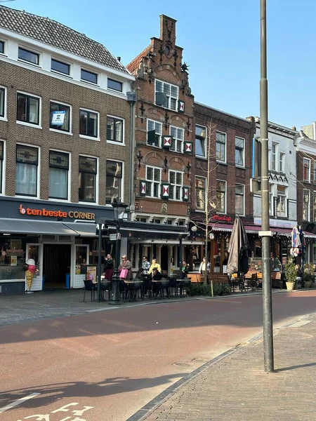 Utrecht 'teki Voorstraat' ın tarihi binası, geleneksel bir adım gable ve klasik Hollanda mimarisi içeriyor. Ön cephe zanaatkarlığı, mirası ve tarihi bir şehrin zamansız atmosferini yansıtıyor..