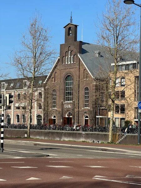 Utrecht 'teki tarihi bir kilisenin iç veya dış görünüşü, şimdi Bunk Hotel Utrecht' e ev sahipliği yapıyor. Görüntü, dini mirasın karakterli ve atmosferli modern bir otele dönüşmesini gösteriyor..