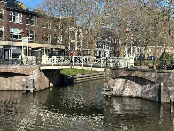 Utrecht 'teki Oudegracht' ı geçen tarihi Weerdbrug manzarası. Bu klasik kanal köprüsü Hollanda mühendisliği, şehir mirası ve Utrechts tarihi şehir merkezinin zamansız karakterini vurgular..