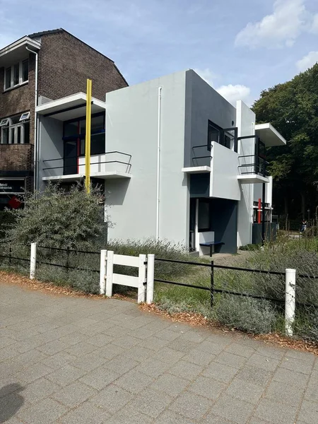 De Stijl mimarisinin ikonik bir örneği olan Utrecht 'teki Rietveld Schrder Evi' nin dış görünüşü. Gerrit Rietveld tarafından tasarlanan bu UNESCO Dünya Mirası Sitesi modernist yeniliği temsil ediyor.