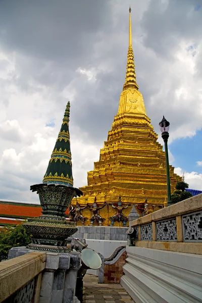 Thailand Asien Bangkok Regen Tempel abstrakte Straßenlaterne — Stockfoto