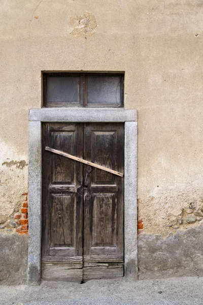 Vidrio en una puerta de madera cerrada albizzate varese italia — Foto de Stock