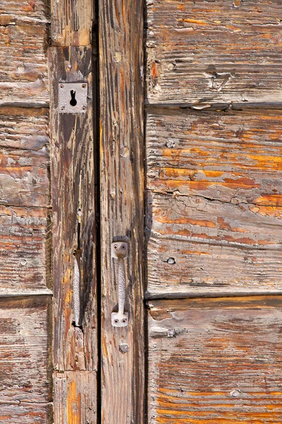 T samarate ottone arrugginito i legno chiuso lombardia italia vares — Foto Stock