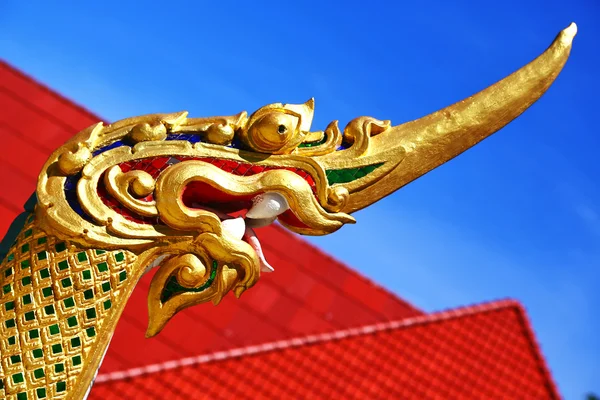 Thailandia astratto croce legno drake nel tempio bangascar asia — Foto Stock