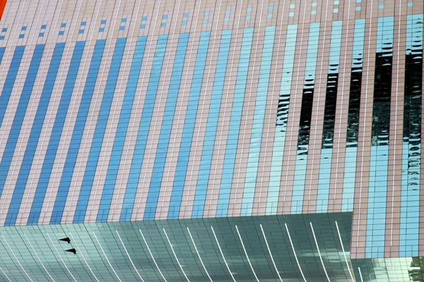 Glas Azië r in het centrum van een venster — Stockfoto