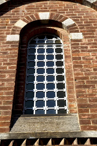 Subiu janela Itália Lombardia a torre de tijolo legnano ti — Fotografia de Stock