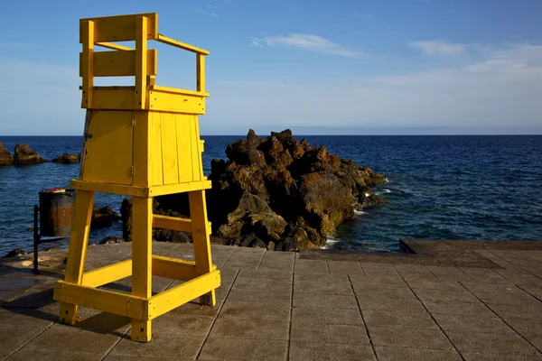 Mülleimer gelbe Bademeisterstuhlkabine in Spanien — Stockfoto