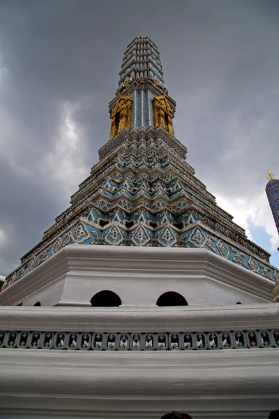 Tailândia bangkok chuva templo palácios ásia céu mosaico — Fotografia de Stock