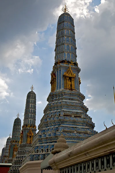 Ταϊλάνδη Μπανγκόκ παλάτια Ασία ουρανό και χρώματα θρησκεία — Φωτογραφία Αρχείου