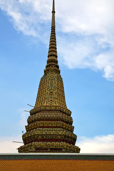 Tailandia Bangkok lluvia templo y colores religión mosa — Foto de Stock