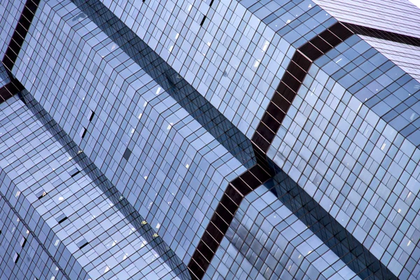 Reflejo de un palacio gris en una ventana de Bangkok —  Fotos de Stock