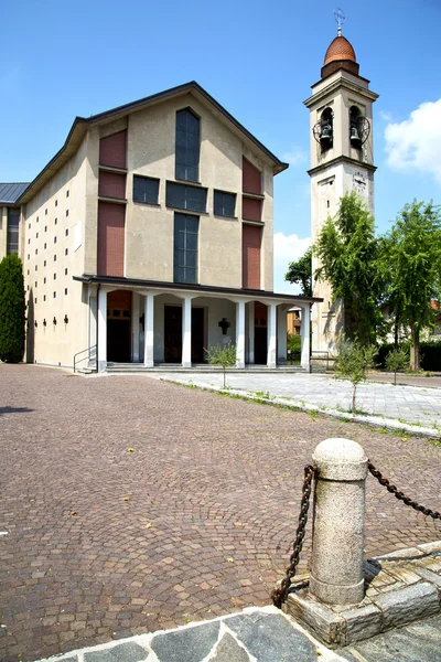 Samarate e chiesa torre campanaria giorno — Foto Stock