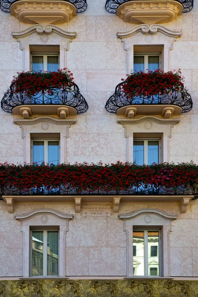 Vieja pared y terraza de flores lugano —  Fotos de Stock