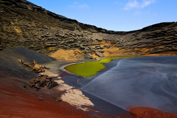 Небо воды в Эль-Гольфо Лансароте пруда каменной береговой линии — стоковое фото