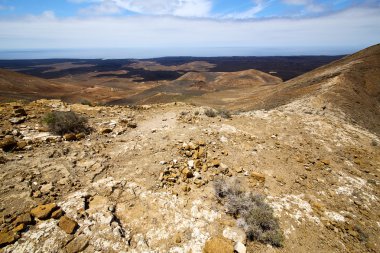 Atlantik Okyanusu taş hill ve yaz lanzarote spai gökyüzü