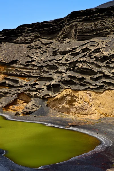 Hemel water in el golfo lanzarote Spanje musk vijver rock steen — Stockfoto