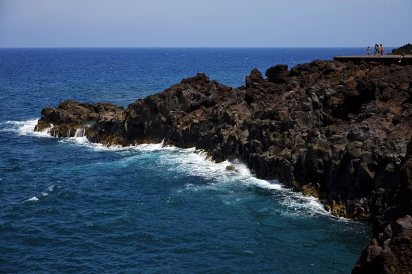 Mensen steen vulkanische Spanje water kust lanzarote — Stockfoto
