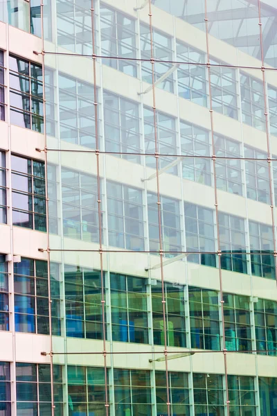 Windows 在伦敦金融城的摩天大楼 — 图库照片