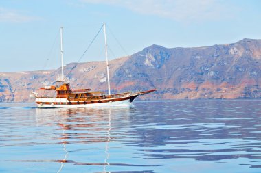 birinden bina ve gökyüzü kayalar
