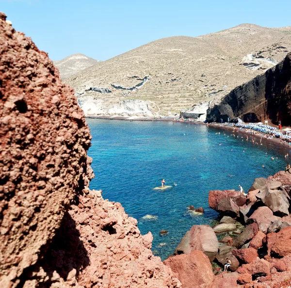 Vatten och Medelhavskusten röda stranden i santorini g — Stockfoto
