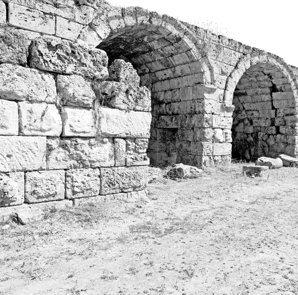 Arbusto portão em athens a antiga construção de pedra coluna — Fotografia de Stock