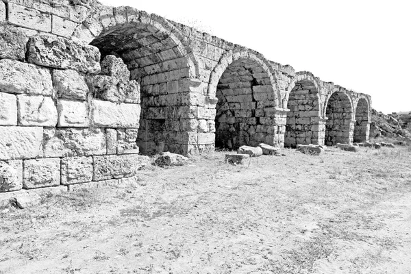 Arbusto portão em athens a antiga construção de pedra coluna — Fotografia de Stock