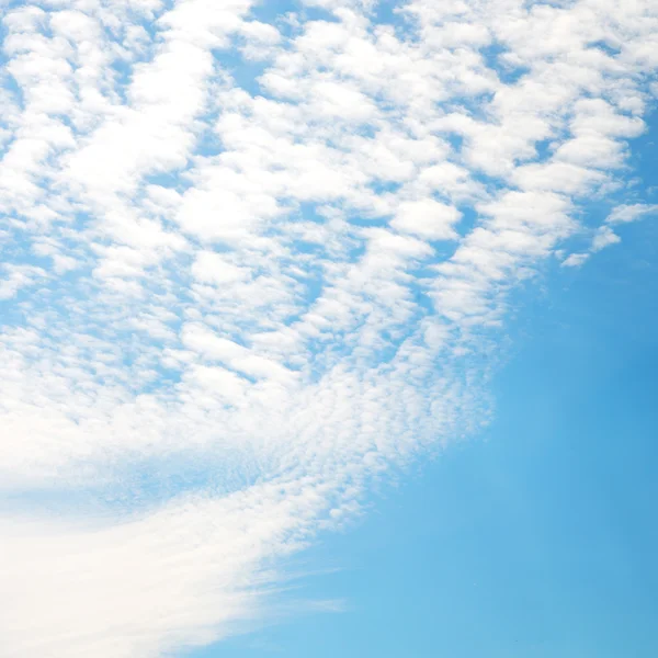 Nel cielo d'Italia europa nuvoloso soffice paesaggio nuvoloso — Foto Stock