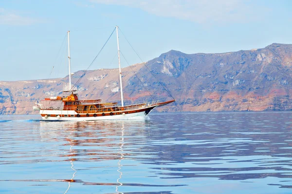 birinden bina ve gökyüzü kayalar